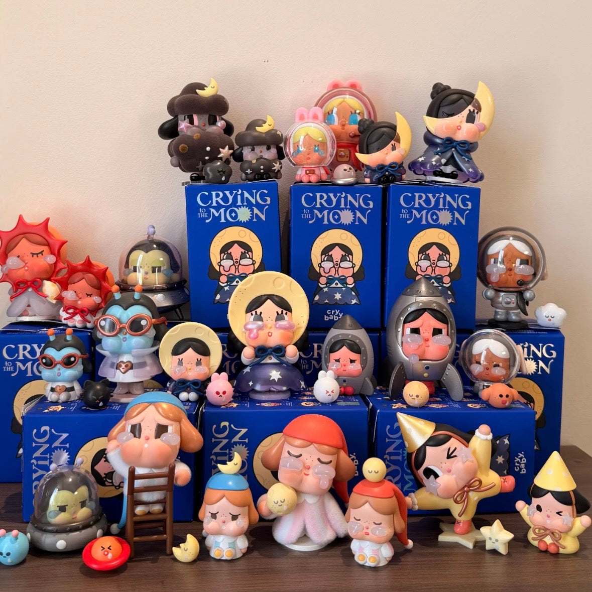 【値引き交渉可】crybaby crying to the moon フィギュア Amazon.com: POP MART Crybaby Crying to The Moon Series Blind Box